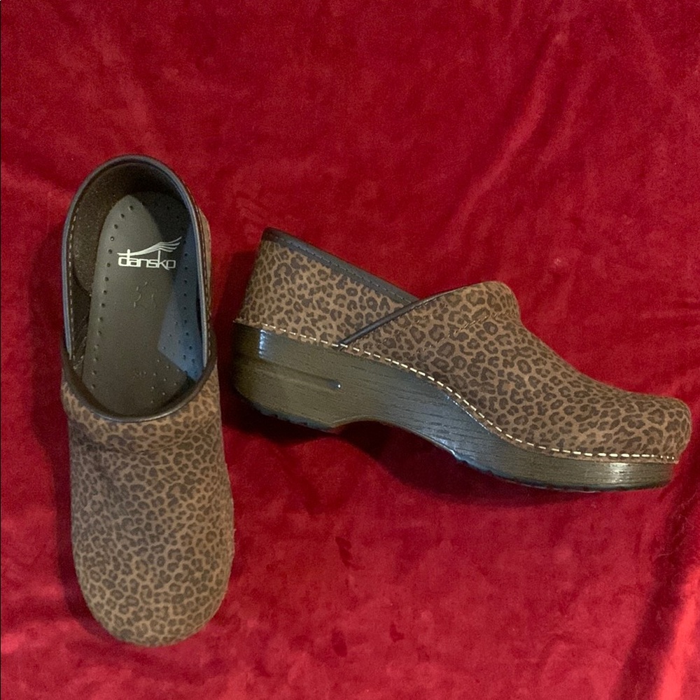 Dansko Leopard Animal Print Suede + Brown Wooden Sole Professional Clogs Size 9
